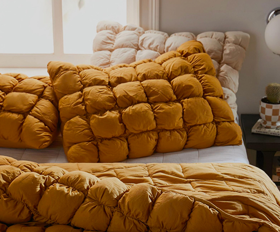 https://hk.urbanoutfitters.com/images/plp/toppers/1107/home/comforters-quilts.jpg